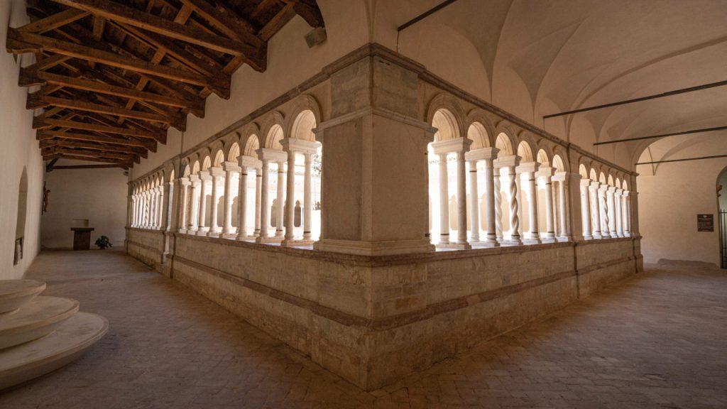 chiostro-abbazia-di-ssassovivo-1-scaled80k